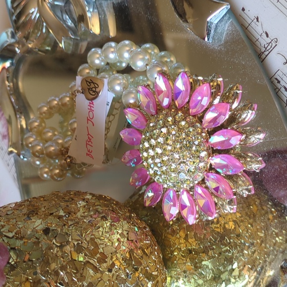 ❤️ NWT Betsey Johnson Floral Pendant Faux Pearls Necklace - Picture 3 of 4